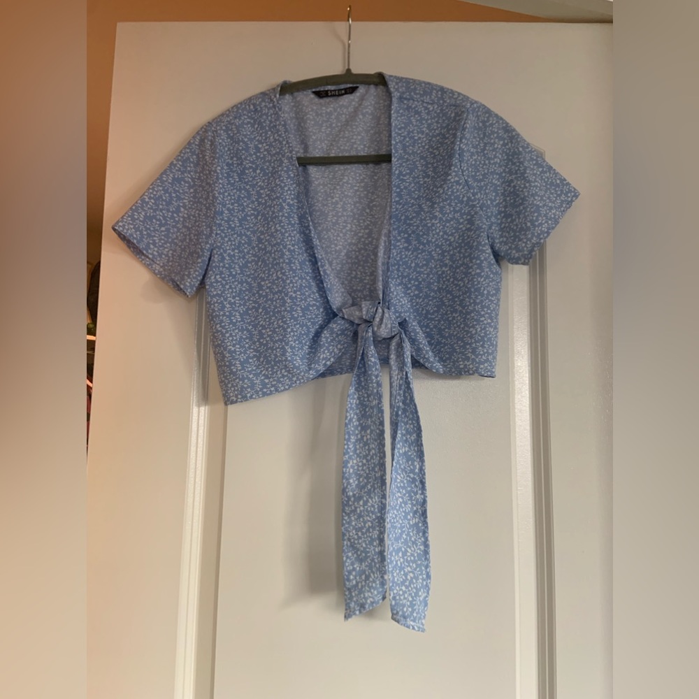 SHEIN Baby Blue And White Floral Front Tie Cropped Top